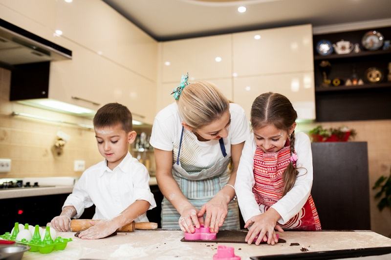 Idei de activitati de gatit cu copiii – activitati practice in bucatarie pentru dezvoltarea lor